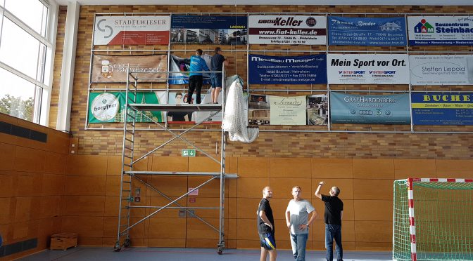 Einsatz Plakaterneuerung in der Sporthalle